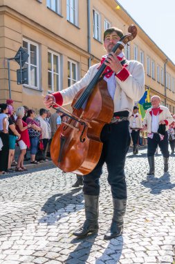 Uherske Hradiste, Çek Cumhuriyeti - 11 Eylül 2021 Uherske Hradiste 'de şarap festivali, şarap, halk dansları, gelenekler. Sokak Müzisyeni Açık Hava Etkinliğinde Çello Çalıyor