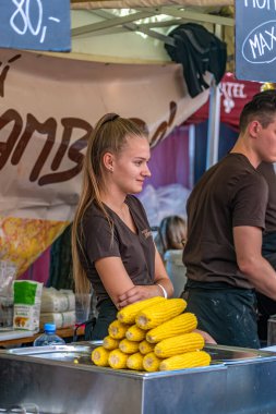 Uherske Hradiste, Çek Cumhuriyeti - 11 Eylül 2021 Uherske Hradiste 'de şarap festivali, şarap, halk dansları, gelenekler. Sokak Tedarikçisi Markette Taze Mısır Satıyor