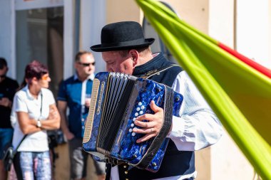 Uherske Hradiste, Çek Cumhuriyeti - 11 Eylül 2021 Uherske Hradiste 'de şarap festivali, şarap, halk dansları, gelenekler. Geleneksel Geleneksel Akordiyon Üniformalı Oyuncu