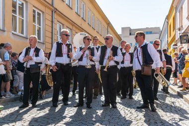 Uherske Hradiste, Çek Cumhuriyeti - 11 Eylül 2021 Uherske Hradiste 'de şarap festivali, şarap, halk dansları, gelenekler. Geleneksel Pirinç Bandosu Sunny Day 'de