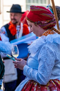 Uherske Hradiste, Çek Cumhuriyeti - 11 Eylül 2021 Uherske Hradiste 'de şarap festivali, şarap, halk dansları, gelenekler. Kültürel Etkinlikte Geleneksel Giysi ve Şarap Kadehi