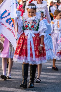 Uherske Hradiste, Çek Cumhuriyeti - 11 Eylül 2021 Uherske Hradiste 'de şarap festivali, şarap, halk dansları, gelenekler. Genç Katılımcılarla Geleneksel Halk Kostüm Yürüyüşü