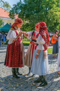 Uherske Hradiste, Çek Cumhuriyeti - 11 Eylül 2021 Uherske Hradiste 'de şarap festivali, şarap, halk dansları, gelenekler. Canlı Kostümler İçinde Geleneksel Halk Dansçıları