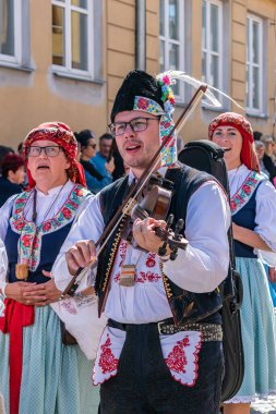 Uherske Hradiste, Çek Cumhuriyeti - 11 Eylül 2021 Uherske Hradiste 'de şarap festivali, şarap, halk dansları, gelenekler. Kültürel Giyimde Geleneksel Halk Müzisyenleri