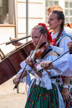 Uherske Hradiste, Çek Cumhuriyeti - 11 Eylül 2021 Uherske Hradiste 'de şarap festivali, şarap, halk dansları, gelenekler. Geleneksel Halk Müzisyenleri Açık Hava Gösterisi