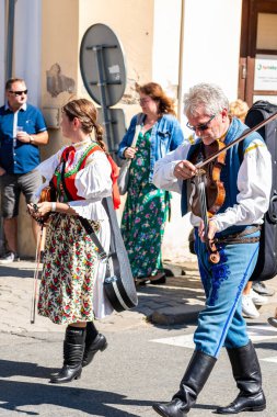 Uherske Hradiste, Çek Cumhuriyeti - 11 Eylül 2021 Uherske Hradiste 'de şarap festivali, şarap, halk dansları, gelenekler. Geleneksel Halk Müzisyenleri Sokak Gösterisinde Yürüyor