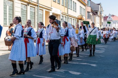 Uherske Hradiste, Çek Cumhuriyeti - 11 Eylül 2021 Uherske Hradiste 'de şarap festivali, şarap, halk dansları, gelenekler. Dansçılar ve Müzisyenlerle Geleneksel Halk Yürüyüşü