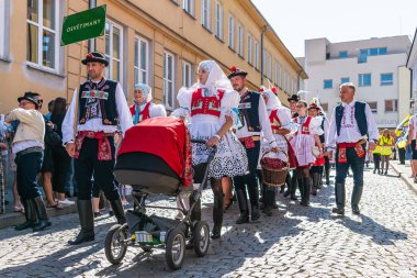 Uherske Hradiste, Çek Cumhuriyeti - 11 Eylül 2021 Uherske Hradiste 'de şarap festivali, şarap, halk dansları, gelenekler. Etnik Kostüm Katılımcılarıyla Geleneksel Halk Yürüyüşü