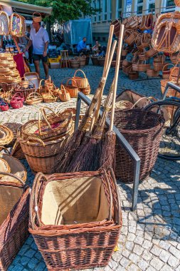Uherske Hradiste, Çek Cumhuriyeti - 11 Eylül 2021 Uherske Hradiste 'de şarap festivali, şarap, halk dansları, gelenekler. Geleneksel Hasır Sepetler Açık Pazar 'da sergilendi