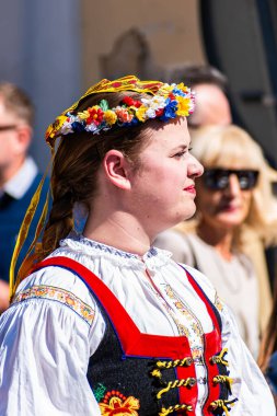 Uherske Hradiste, Çek Cumhuriyeti - 11 Eylül 2021 Uherske Hradiste 'de şarap festivali, şarap, halk dansları, gelenekler. Geleneksel Halk Kostümlü Kadın Çiçek Başlıklı