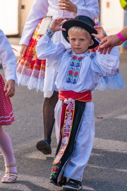 Uherske Hradiste, Çek Cumhuriyeti - 11 Eylül 2021 Uherske Hradiste 'de şarap festivali, şarap, halk dansları, gelenekler. Kültürel Etkinlikte Geleneksel Halk Kostümlü Genç Çocuk