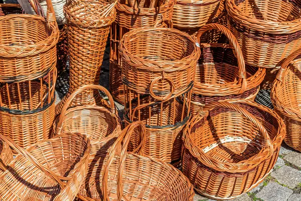 El yapımı hasır sepetler. Halk festivallerinde geleneksel el sanatları satışı