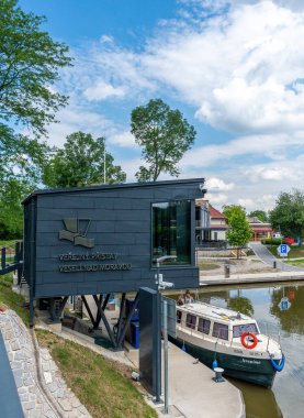 Veseli nad Moravou Çek Cumhuriyeti - 06 06 2024 - Kamu Limanı Veseli nad Moravou. Tekne Bağlama Nehri Ağaçlar Bulutlar