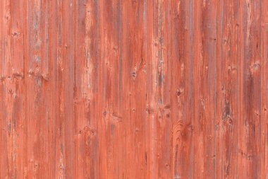 Kırmızımsı kahverengi bir kaplama ile aşınmış ahşap bir duvara yakın plan, doğal tahıl ve dokuyu gösteriyor..