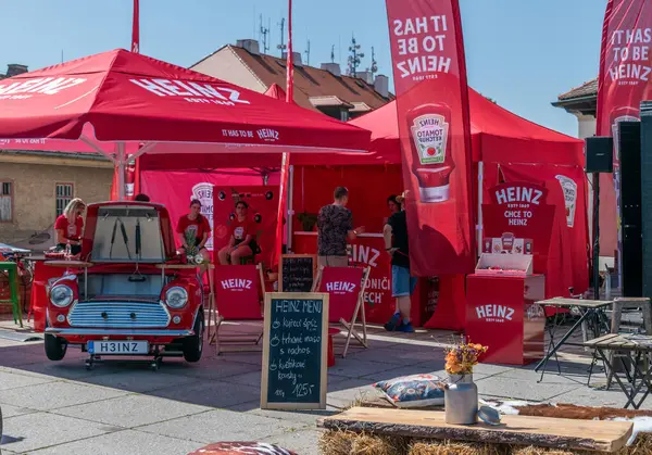 Brno, Çek Cumhuriyeti, Elimon FRESH festivali Brno 2025 - 31 Mayıs 20225. Festival Yemek Kamyonu Deneyimi Heinz Ketçap-up Eşsiz Mini Cooper