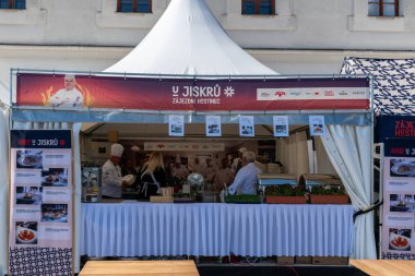 Brno, Çek Cumhuriyeti, Elimon FRESH festivali Brno 2025 - 31 Mayıs 20225. Aşçılık Festivali Şefleri Bulaşık Tekniklerini Gösteriyor Yemek Aşkları Deneyimi
