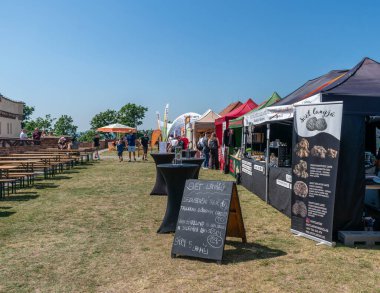 Brno, Çek Cumhuriyeti, Elimon FRESH festivali Brno 2025 - 31 Mayıs 20225. Açık Hava Piyasası Deneyimi Yerel Ürünler Oyalanıyor Festivaller Toplum Vibası Şenlik Atmosferi Gün Işığı Kalabalığı Alışverişi