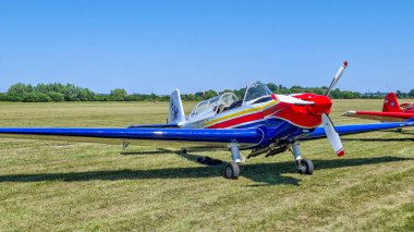 Breclav, Çek Cumhuriyeti, Hava Günü Breclav 2025 Haziran. 21 yaşında. 2025 yılı. Parlak, krom kaplamalı, iki pervaneli ve ayırt edici burun sanatı olan eski bir uçak. Uçak açık mavi gökyüzünün altında çimenli bir arazide park halinde..