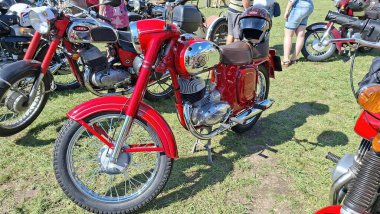 Breclav, Çek Cumhuriyeti - 9 Eylül 2025, Retro Motosiklet Jawa 353 kalesi altındaki Gaziler Tarihi Araba Gösterisi