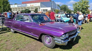 Breclav, Çek Cumhuriyeti - 9 Eylül 2025, 1961 Cadillac Coupe de Ville kalesi altındaki tarihi araba gösterisi gazileri yerel bir araba fuarında.