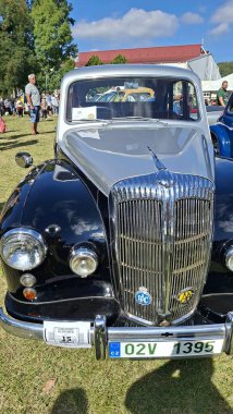 Breclav, Çek Cumhuriyeti - 9 Eylül 2025, Şato Arabası Daimler Fethi altındaki Gaziler Tarihi otomobil gösterisi