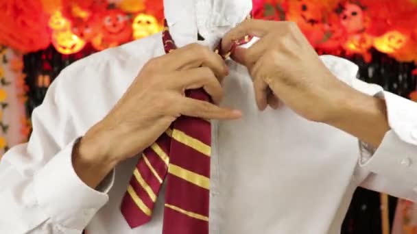Zdejmuje Krawat Kostium Halloween Wystrój Ciemnej Imprezy Człowieku Biała Koszula — Wideo stockowe