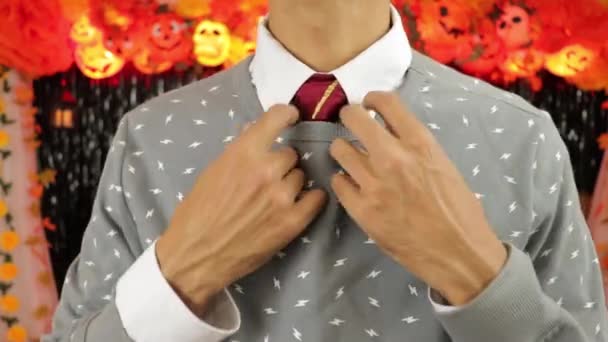 Człowiek Brązowej Skórze Dopasowuje Krawat Swojego Kostiumu Czarodzieja Halloween Party — Wideo stockowe