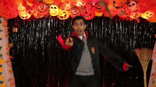Schöner Junger Mann Zaubererkostüm Der Zaubertricks Und Zaubersprüche Vorführt Halloween — Stockvideo