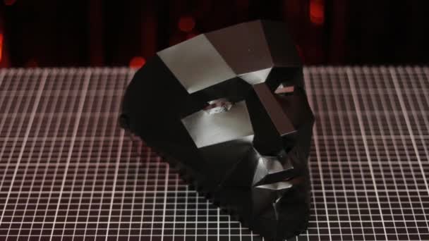 切断マット上の黒多角形のマスク 3つの正方形のビュー ハロウィンの衣装 美術工芸品 — ストック動画