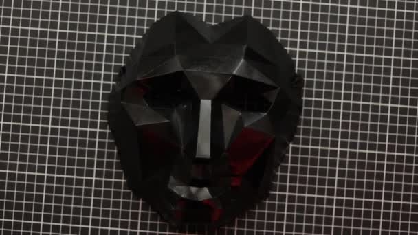 切断マット上の黒多角形のマスク 上から見る ハロウィーンの衣装 美術工芸品 — ストック動画