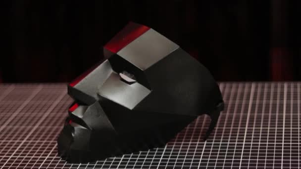 切断マット上の黒多角形のマスク 左側だ ハロウィンの衣装 美術工芸品 — ストック動画