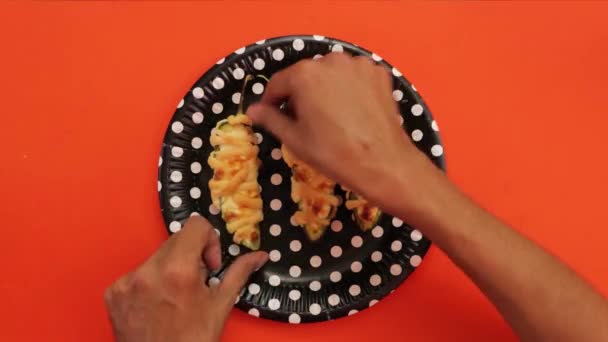 Jalapeno胡椒木乃伊塞满奶酪 万圣节小吃 免费的奶酪 黑色和橙色背景 盘好了 — 图库视频影像