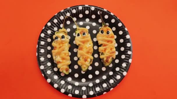 Jalapeno Peper Mummies Gevuld Met Kaas Spookachtige Halloween Snack Gratin — Stockvideo