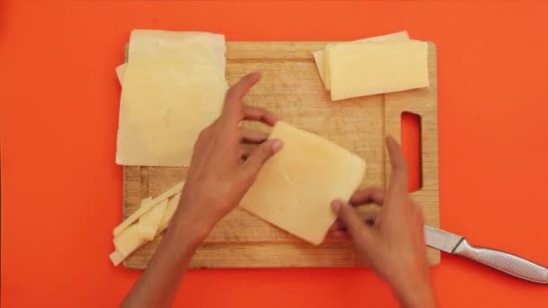 Krájení Sýra Manchega Nožem Dřevěném Stole Připravuju Svačinu Halloween Ruce — Stock video