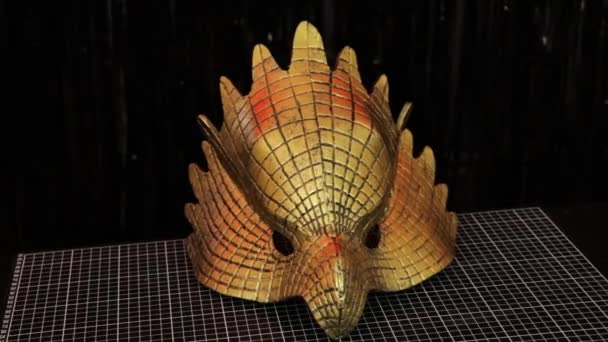 金黄色的假金属鹰面具 它有格子质感 看起来很雅致 四分之三侧 全垒打 切割垫子 — 图库视频影像