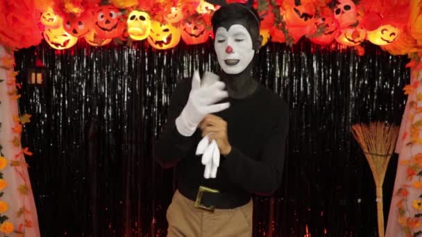Rapaz Vestir Fato Halloween Festa Com Decoração Assustadora Abóboras Luzes — Vídeo de Stock