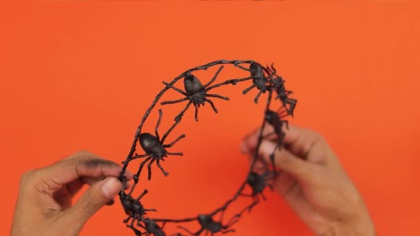 Korona Głowę Wykonana Czarnych Plastikowych Pająków Przerażające Rzemiosła Rzemiosła Halloween — Wideo stockowe