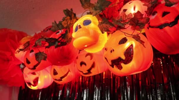怖いパーティーハロウィンの装飾 カボチャのバケツ 頭蓋骨 ティッシュペーパーの花 葉のガイドとライトで — ストック動画