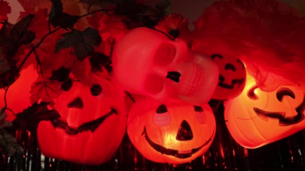 Ijesztő Buli Halloween Dekoráció Tökös Vödrök Koponyák Tisue Papírvirágok Levélvezetőkkel — Stock videók