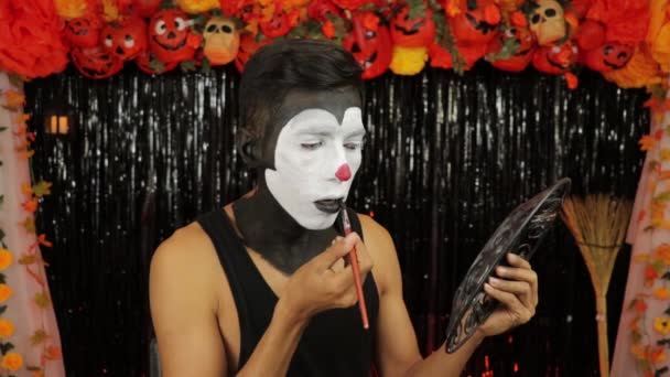 Chico Piel Marrón Maquillándose Para Fiesta Halloween Decoración Aterradora — Vídeo de stock
