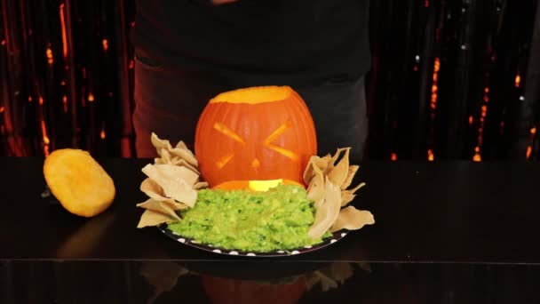 Een Pompoen Maken Die Guacamole Overgeeft Led Kaarsen Mexicaans Eten — Stockvideo