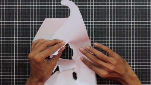 Een Veelhoekig Papieren Masker Maken Een Snijmat Bruine Handen Ambacht — Stockvideo