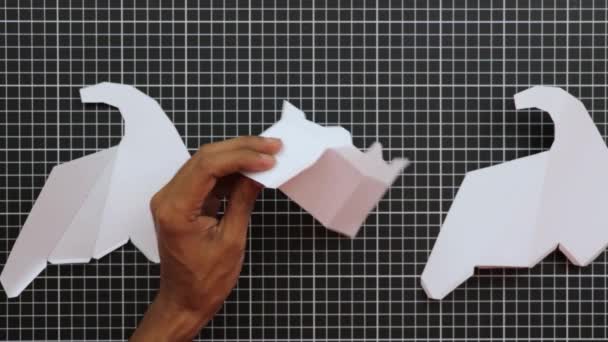 切断マットの上に紙工芸品を作る 茶色の手 装飾と芸術 一緒に接着する — ストック動画