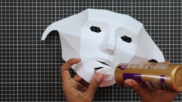 切断マットの上に多角形の紙マスクを作る 茶色の手 工芸品や芸術品を接着する — ストック動画