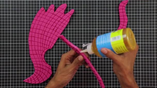 Sanatları Plastik Sanatları Kalın Pembe Köpük Temas Tutkalından Bir Kartal — Stok video