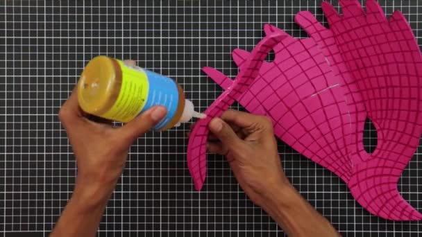 Kerajinan Dan Seni Plastik Membuat Topeng Elang Dengan Busa Merah — Stok Video