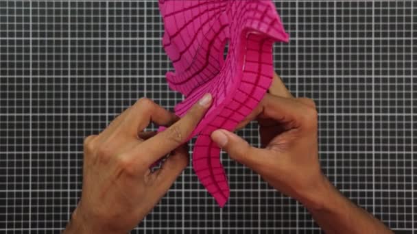수공예와 플라스틱 분홍빛 거품으로 검독수리 가면을 만드는 매트자르기 — 비디오
