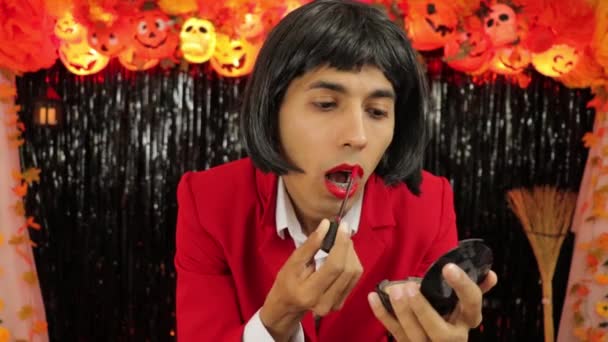 Mężczyzna Przebrany Kobietę Nakładającą Makijaż Imprezie Halloween Transwestyta Transseksualista Czerwona — Wideo stockowe