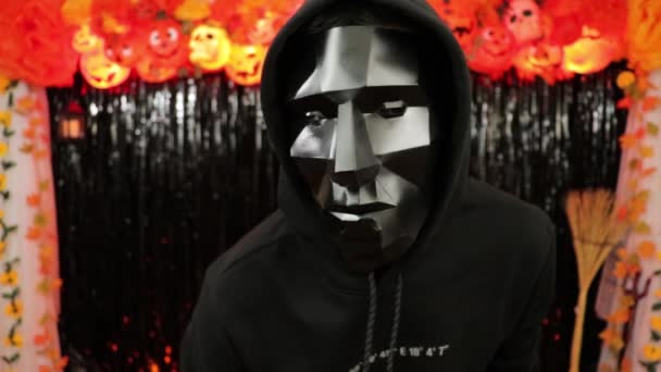 不気味な3D多角形のマスクと黒の衣装の人 ハロウィンのテーマパーティー 秋の装飾 閉じろ — ストック動画