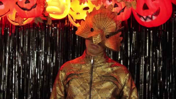 Brązowa Skóra Człowiek Modele Maski Orła Kostium Kolorze Złotym Halloween — Wideo stockowe